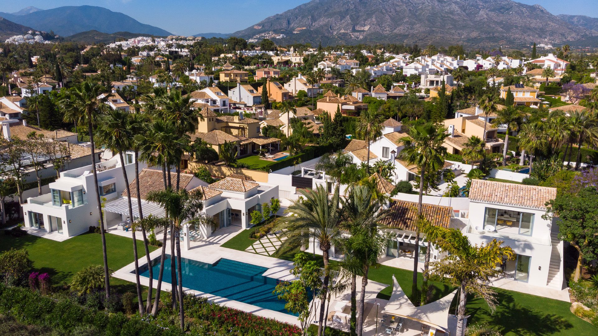 Villa Noera Marbella - Vue aérienne de jour de Marbella avec un focus sur la villa avec grande piscine