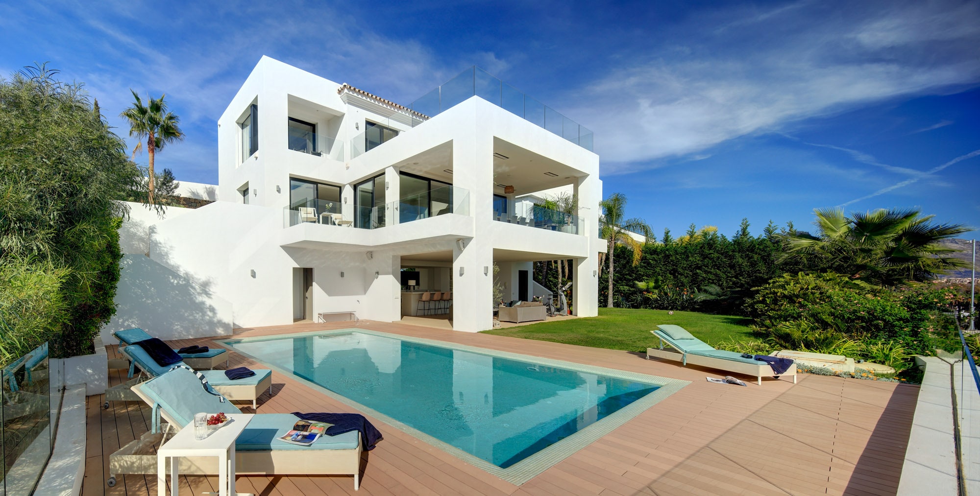 Villa Mahi Marbella - Vue extérieure de la villa avec piscine