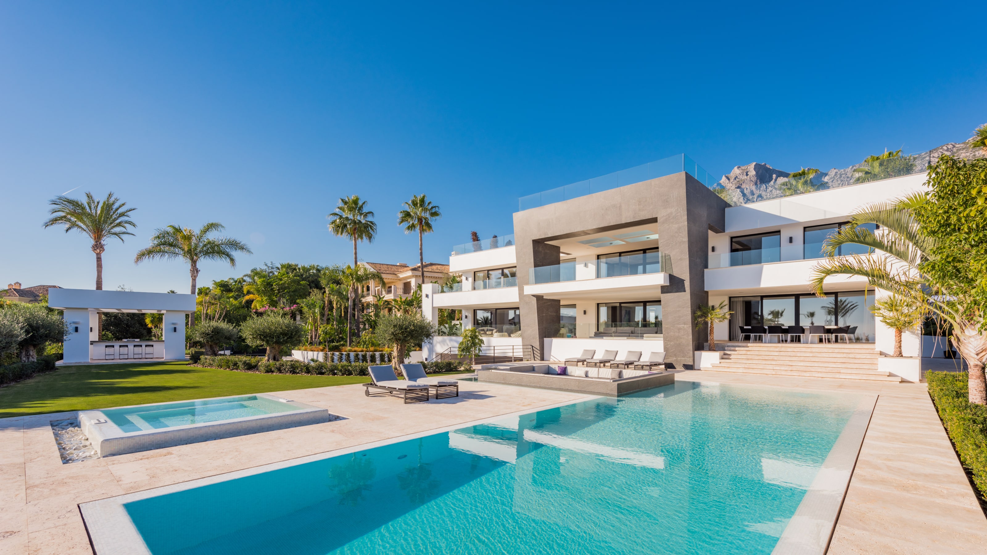 Villa Poehei Marbella - Vue extérieure de la villa avec piscine