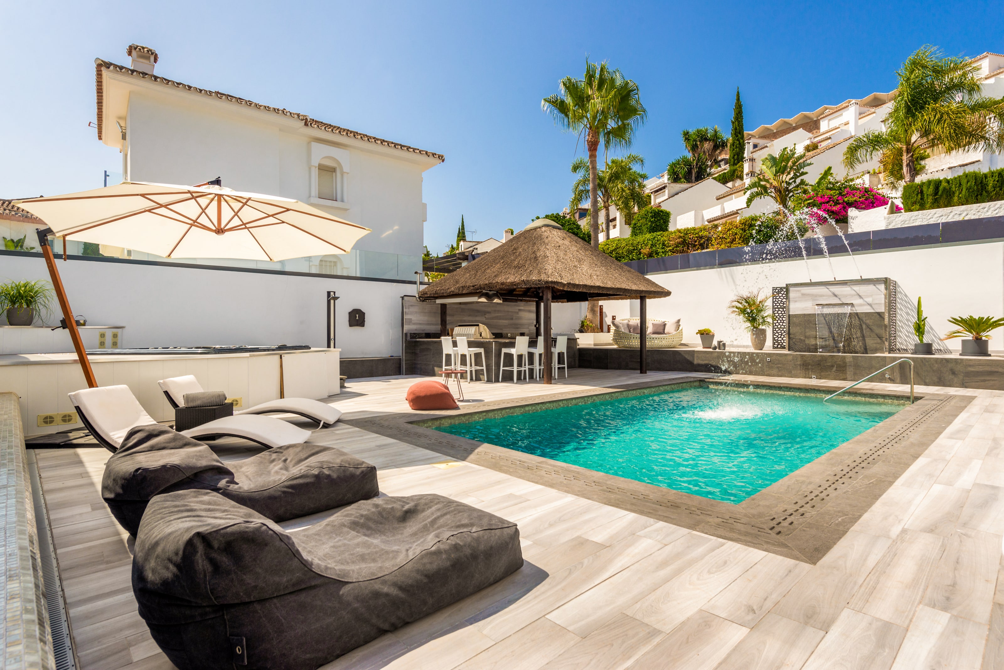 Villa Aata Marbella - Vue extérieure de la villa avec piscine