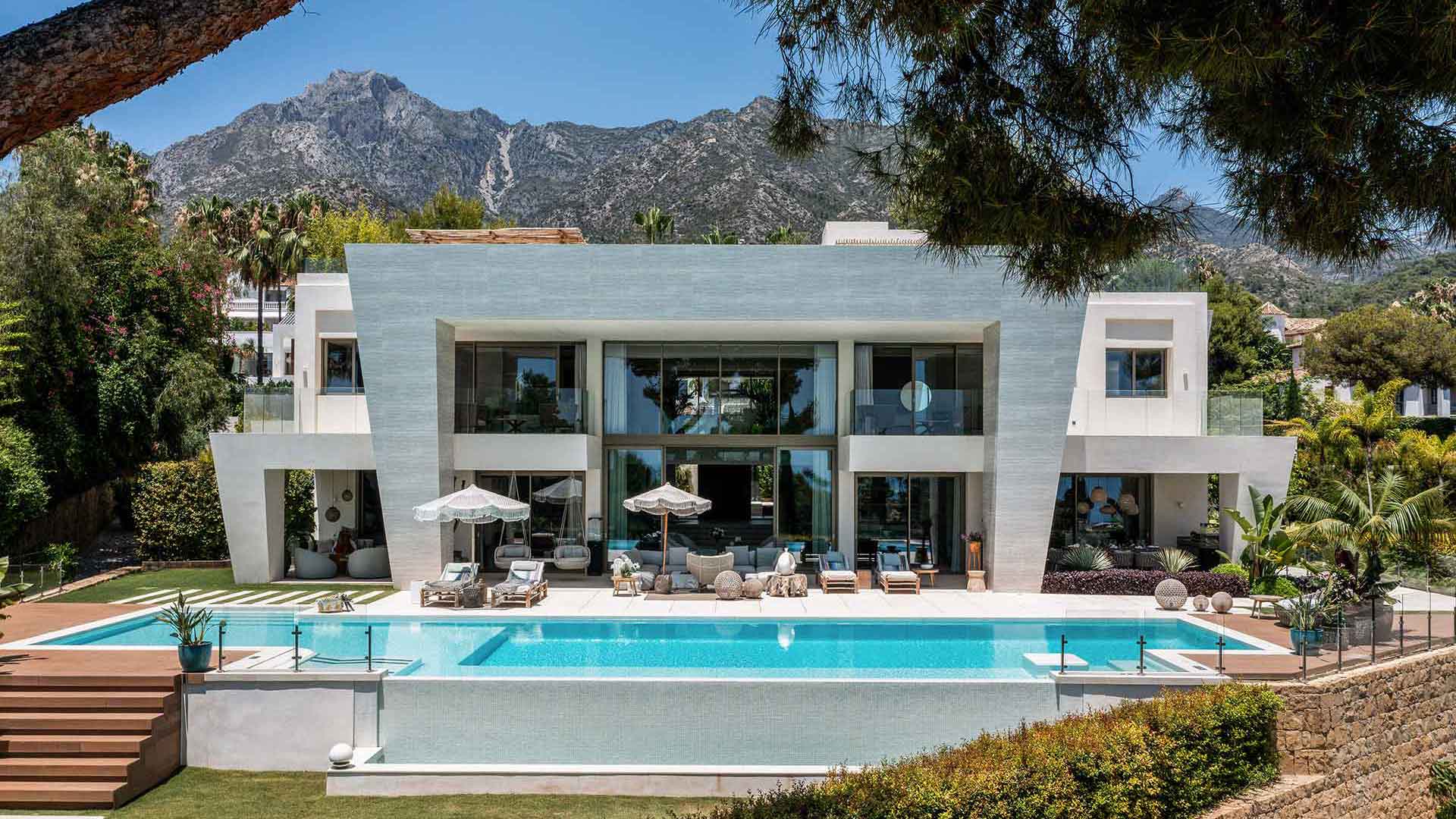Villa Alena Marbella - Vue extérieure de la villa avec grande piscine