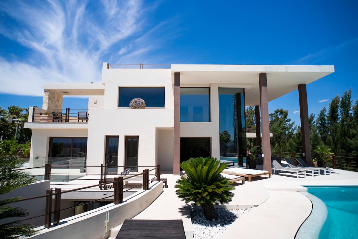 Villa Amana Marbella - Vue extérieure de la villa avec piscine