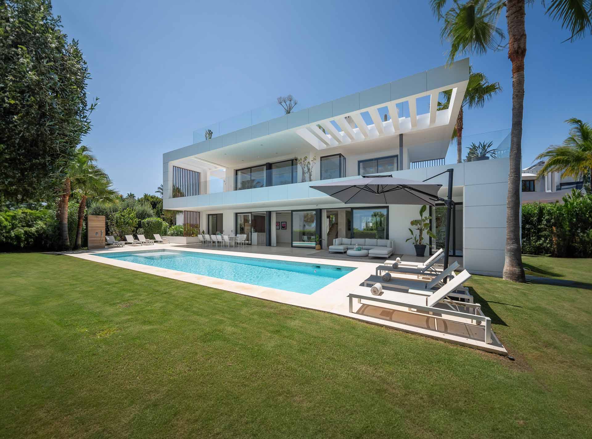 Villa Eeva Marbella - vue extérieure de la villa avec grande piscine