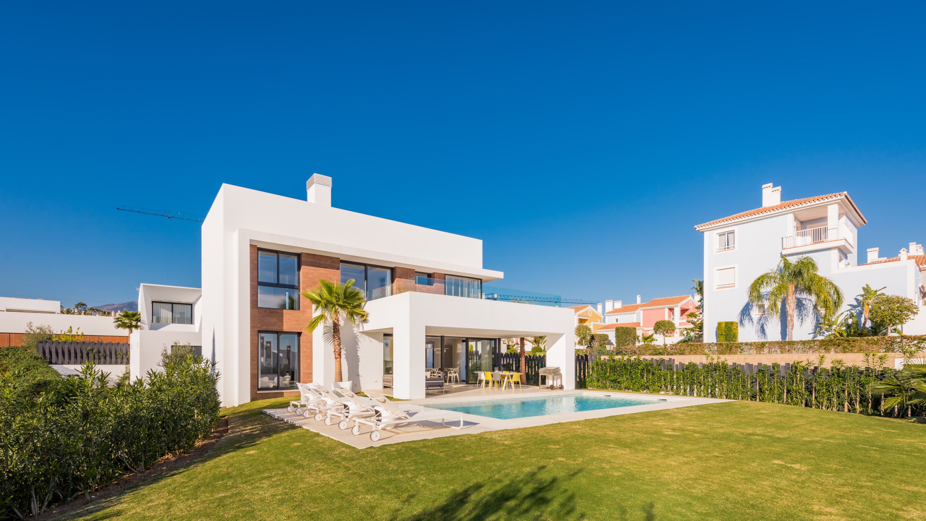 Villa Heia Marbella - vue extérieure grands espaces extérieurs avec piscine et la villa