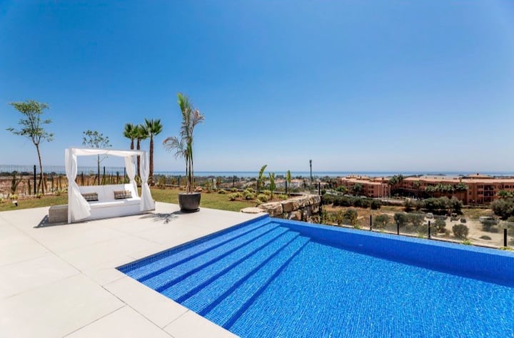 Villa Hina Marbella - Vue extérieure de la villa avec piscine