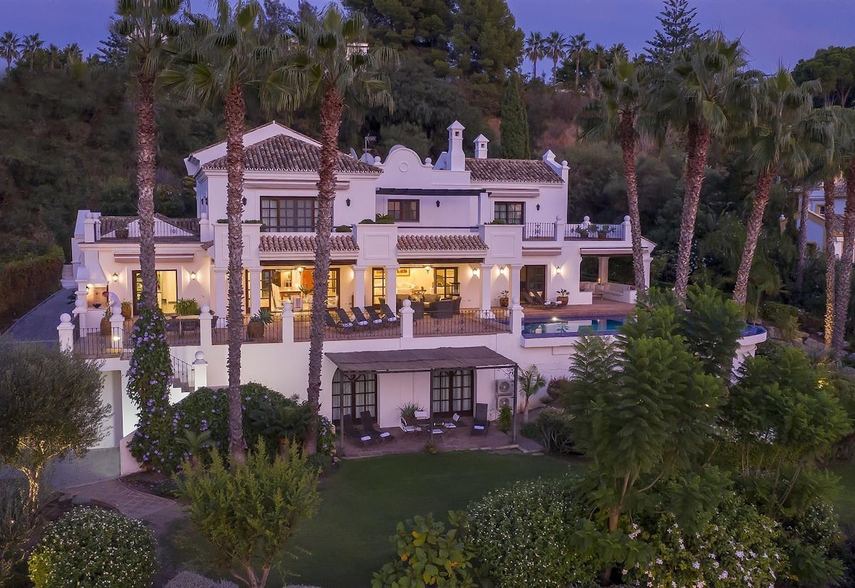 Villa Mahina Marbella - Vue extérieure de la villa avec piscine