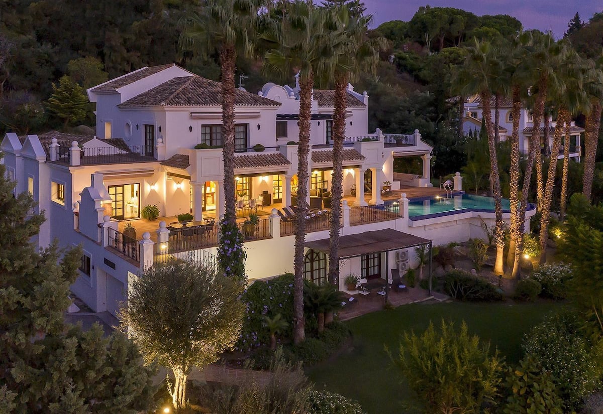 Villa Mahina Marbella - Vue extérieure de la villa avec piscine