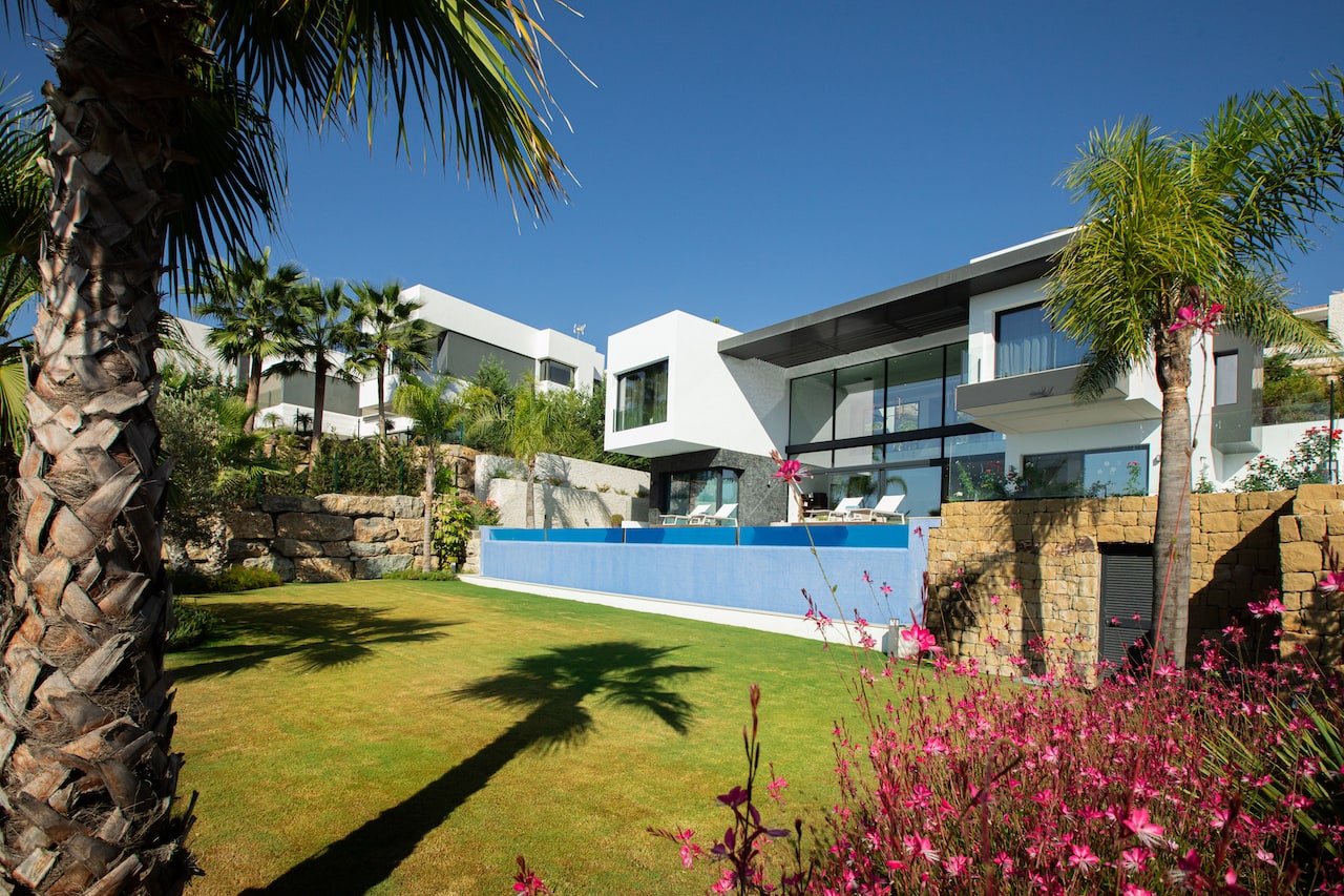 Villa Mikhaia Marbella - Vue extérieure de la villa avec piscine