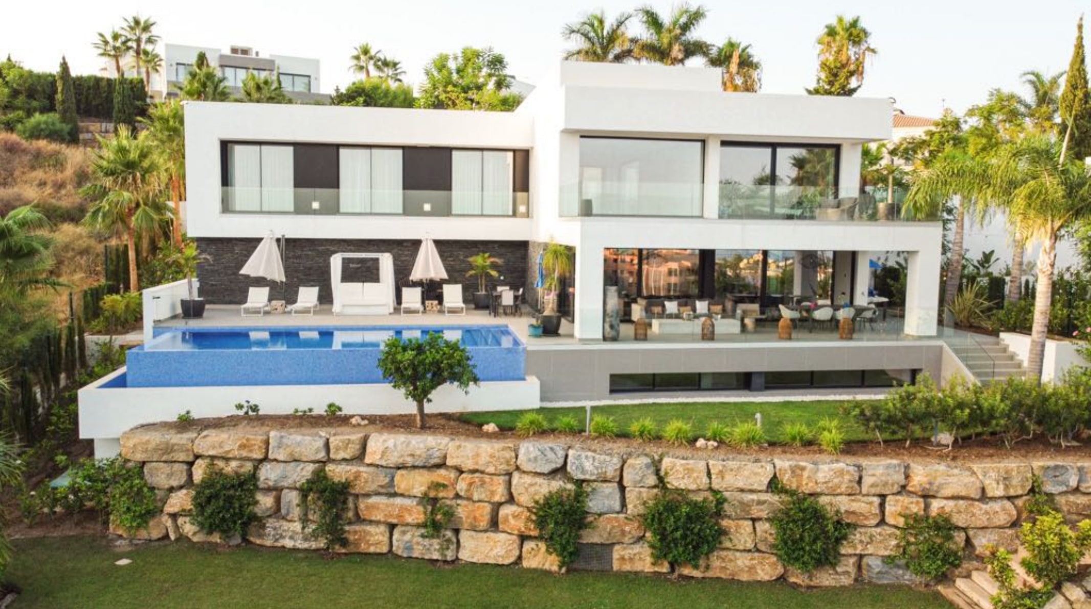 Villa Nida Marbella - Vue extérieure de la villa avec piscine