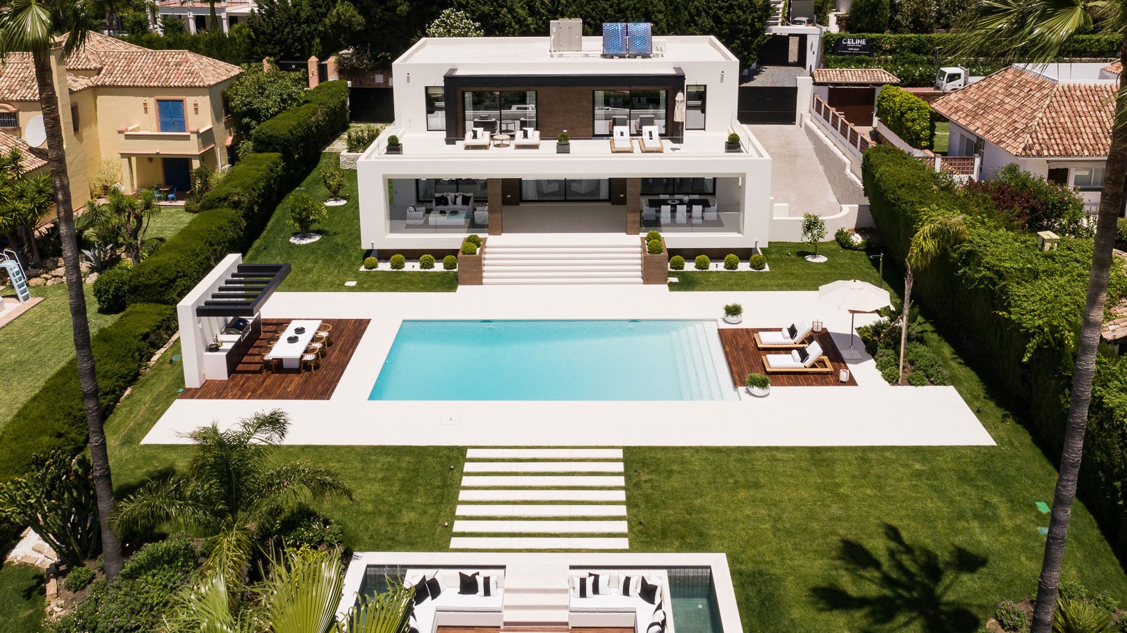 Villa Oaka Marbella - vue extérieure de la villa avec piscine