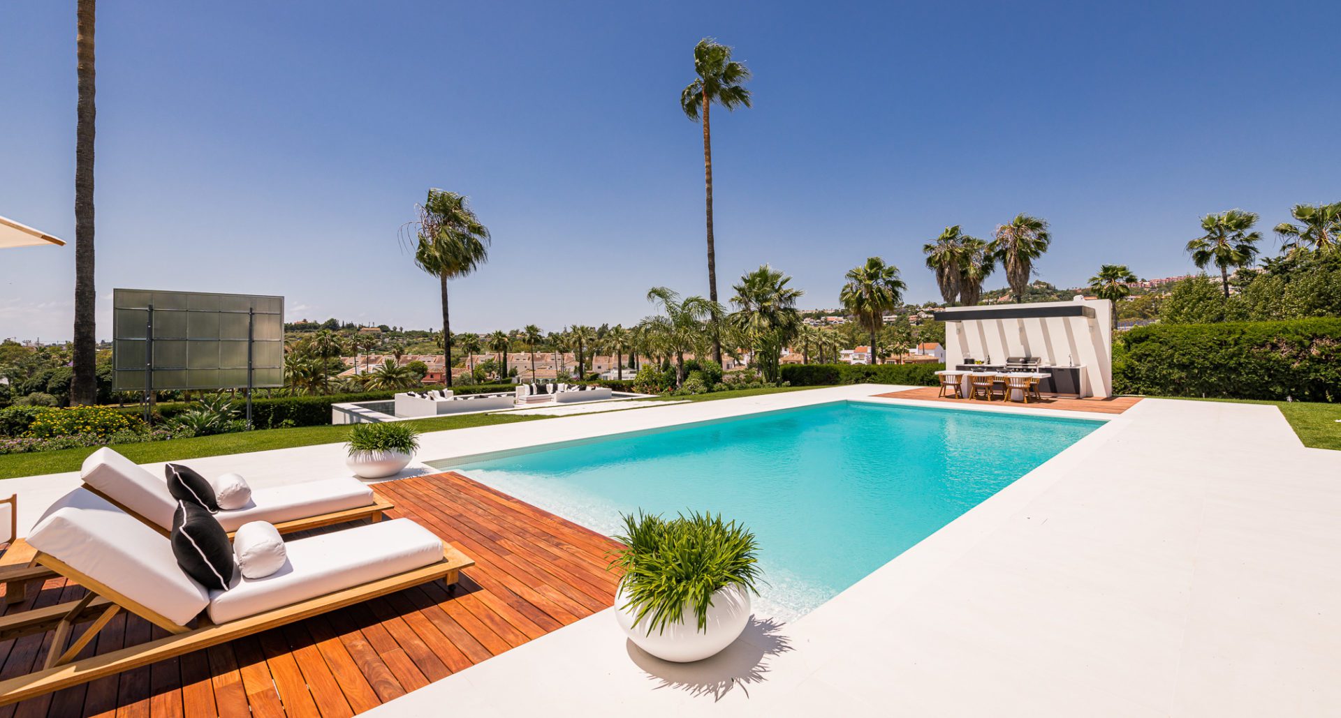 Villa Oaka Marbella - vue extérieure de la villa avec piscine