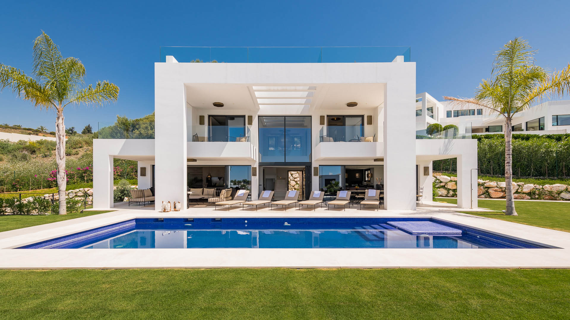 Villa Vela Marbella - vue extérieure de la villa avec piscine