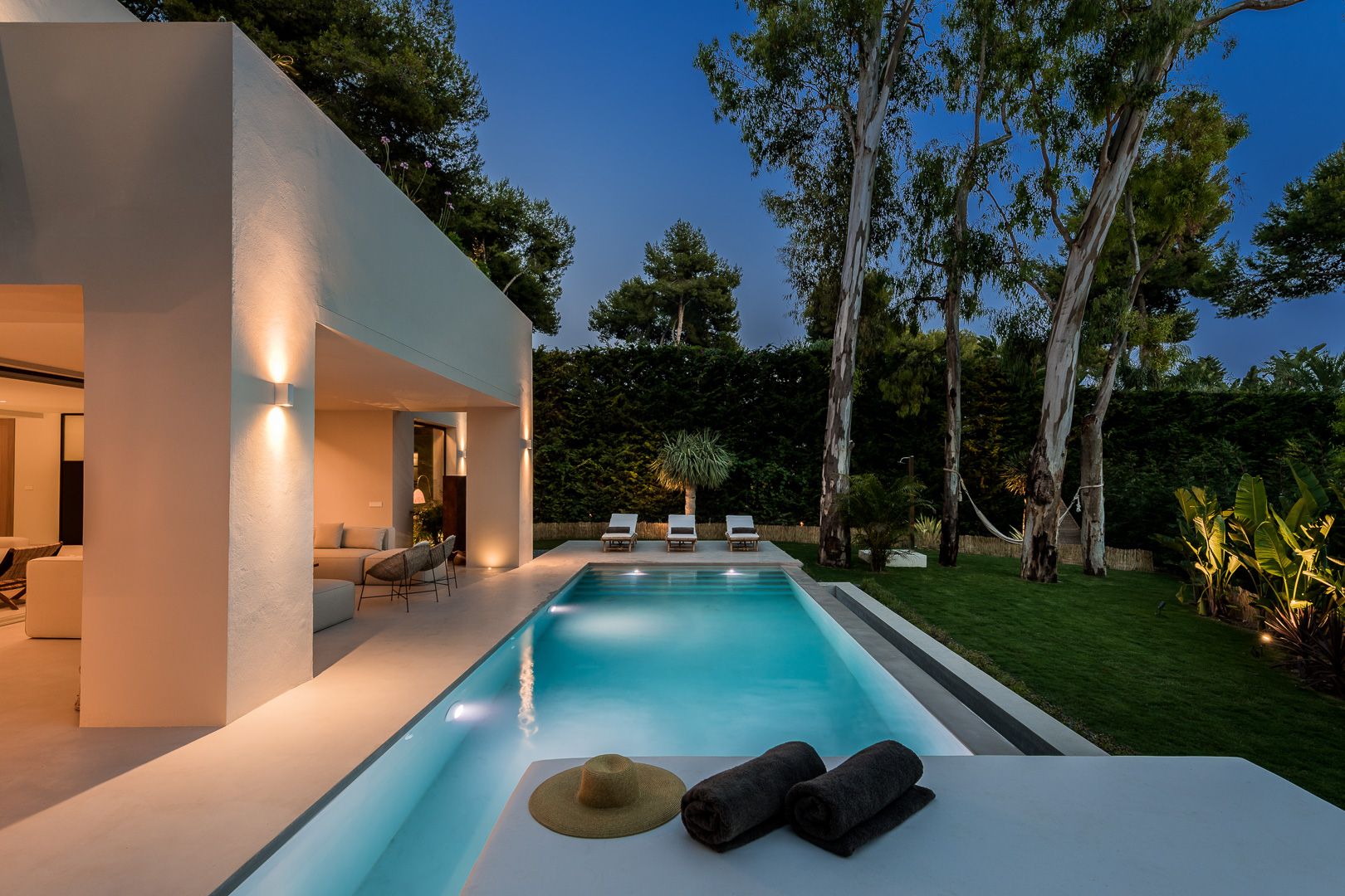 Villa Enoha Marbella - Grande piscine en longueur vue de nuit