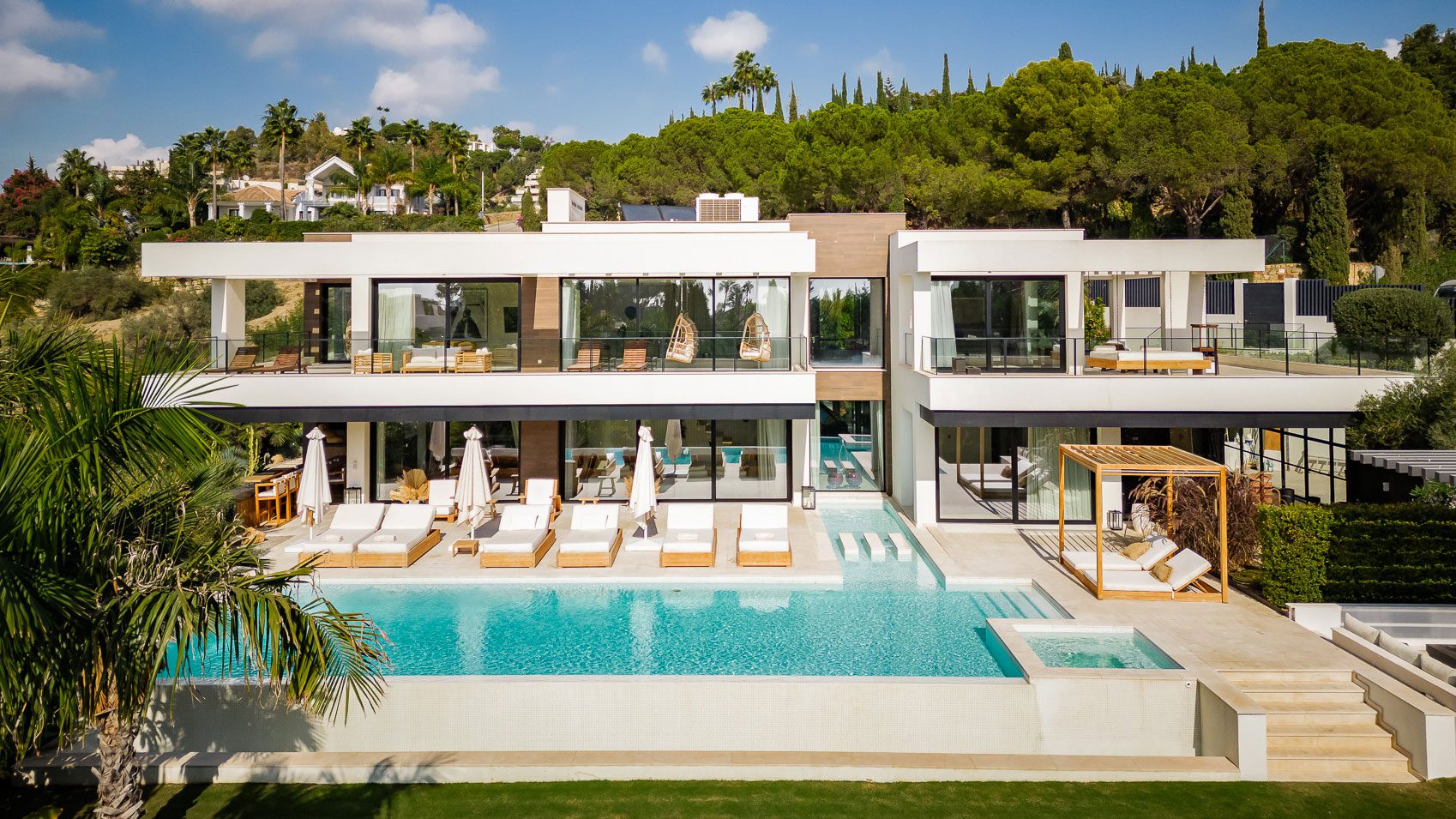 Villa Mahuela Marbella - vue extérieure de la villa avec piscine