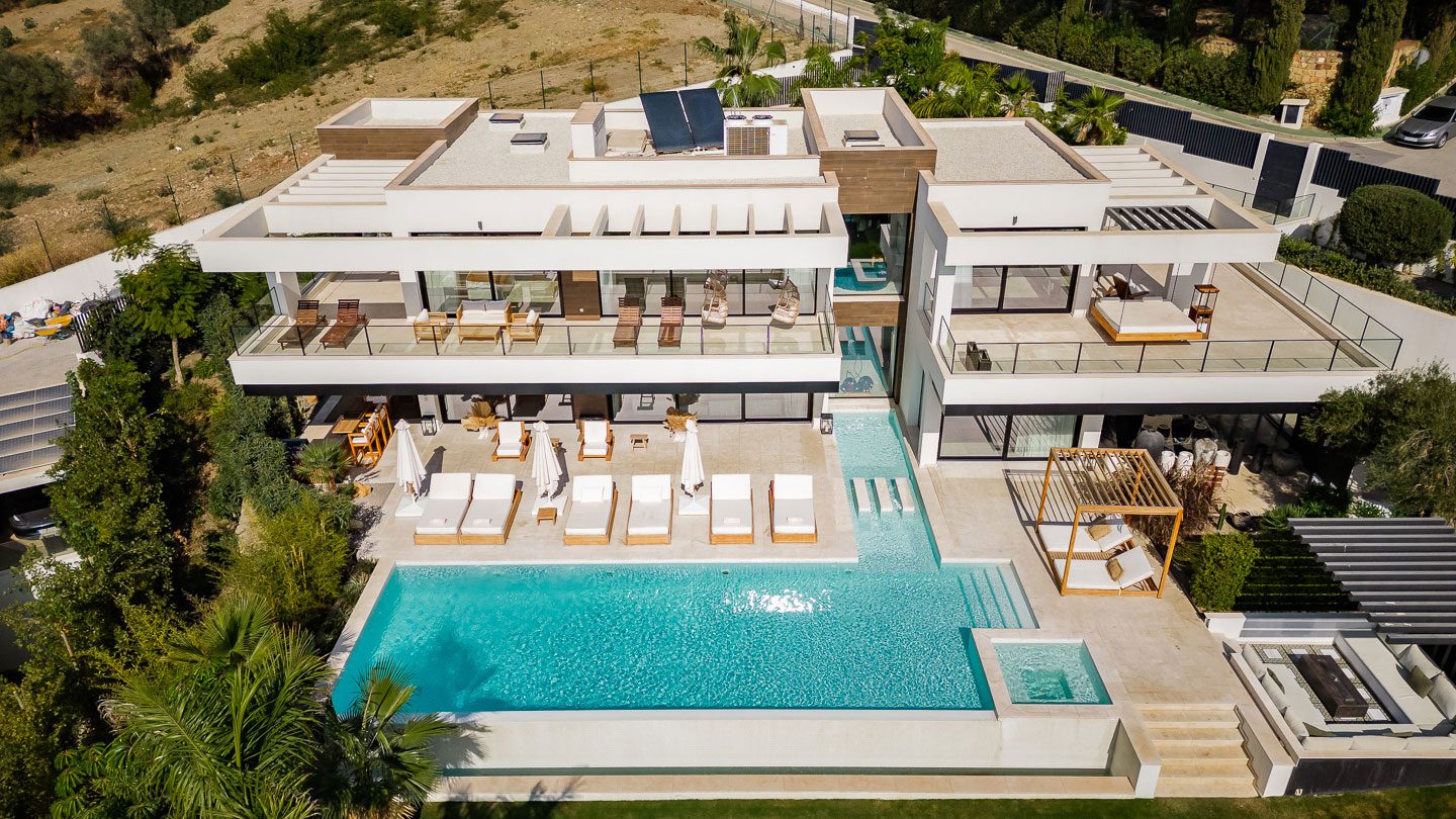 Villa Mahuela Marbella - vue extérieure de la villa avec piscine